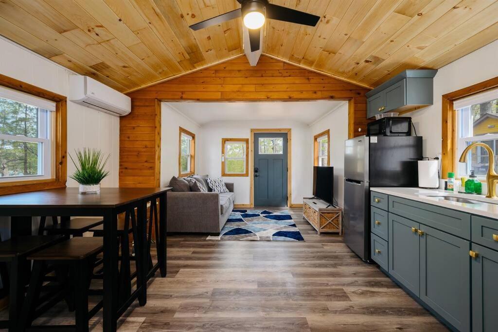 Cozy Cottage On Arbutus Lake مدينة ترافيرز المظهر الخارجي الصورة