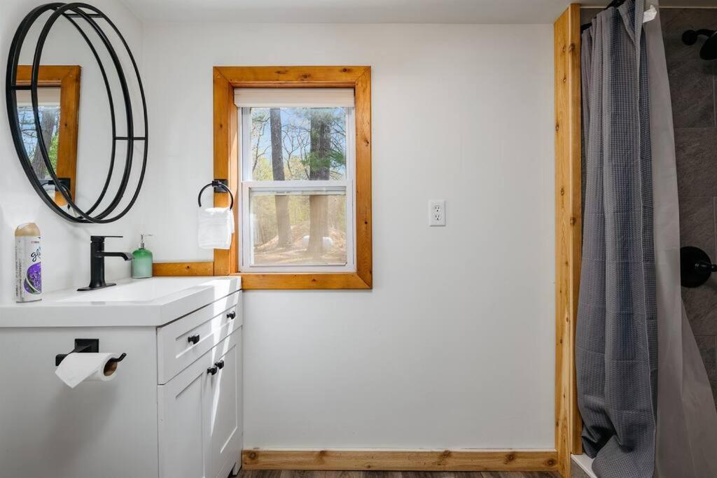 Cozy Cottage On Arbutus Lake مدينة ترافيرز المظهر الخارجي الصورة