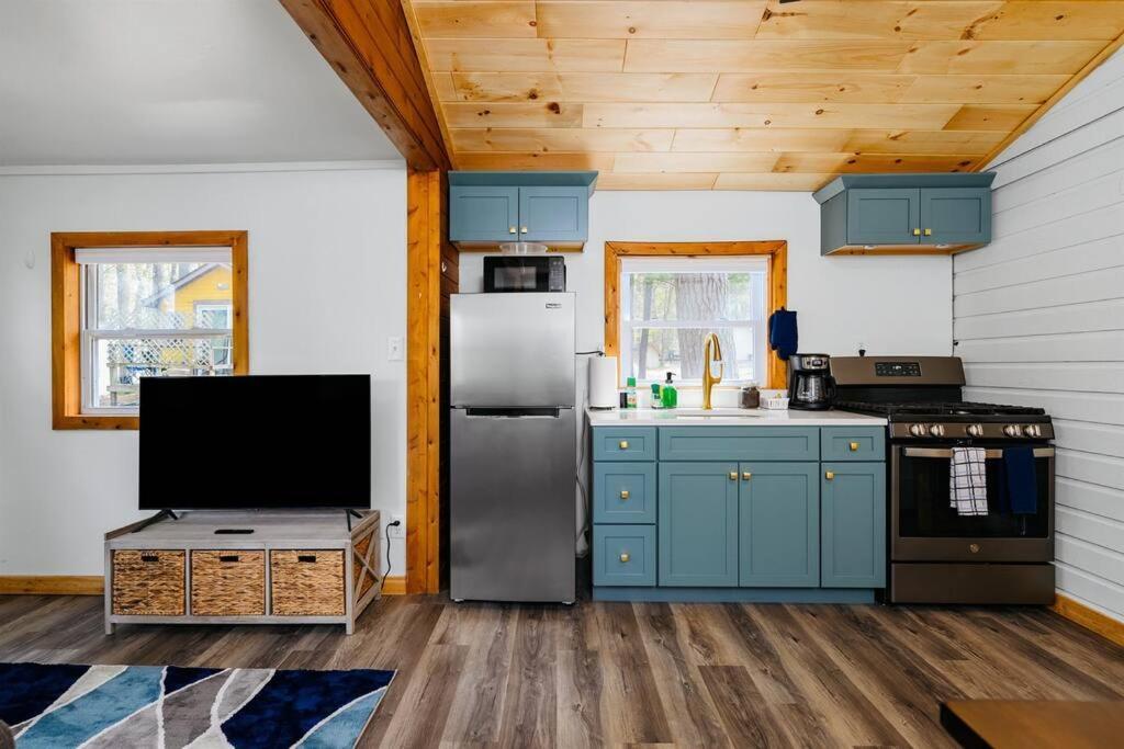 Cozy Cottage On Arbutus Lake مدينة ترافيرز المظهر الخارجي الصورة
