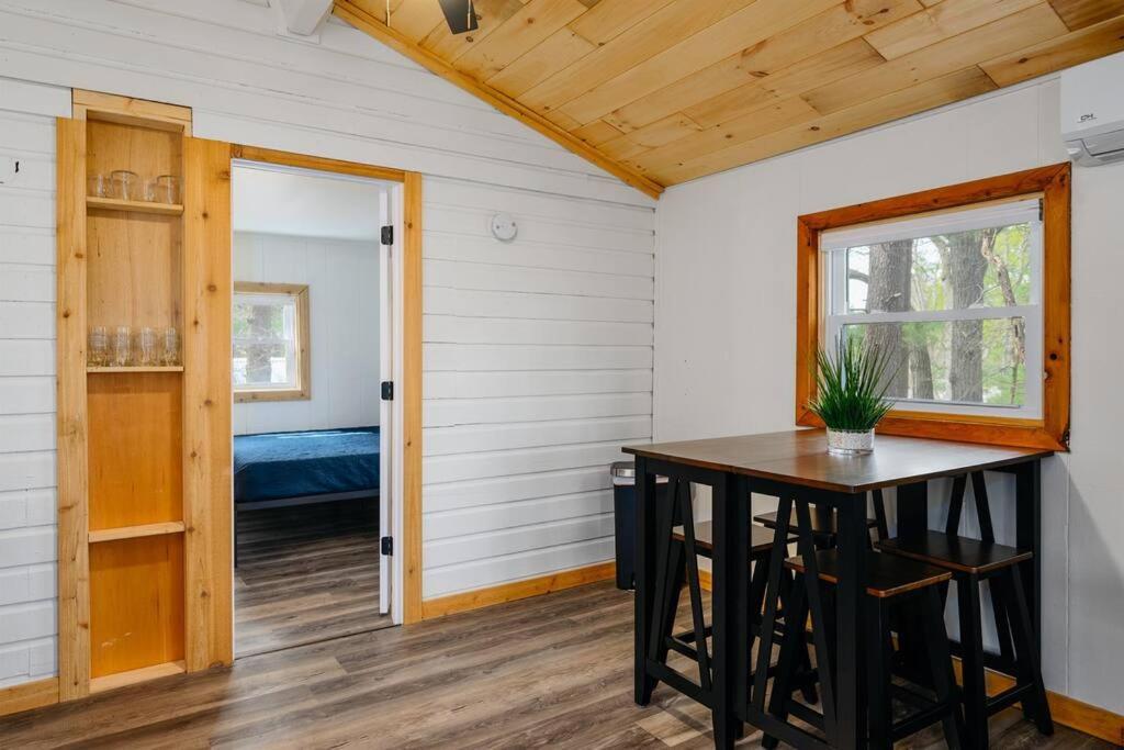 Cozy Cottage On Arbutus Lake مدينة ترافيرز المظهر الخارجي الصورة
