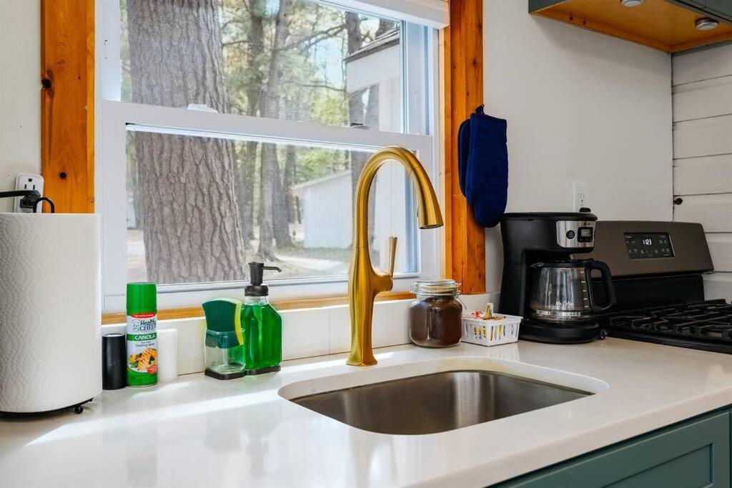 Cozy Cottage On Arbutus Lake مدينة ترافيرز المظهر الخارجي الصورة
